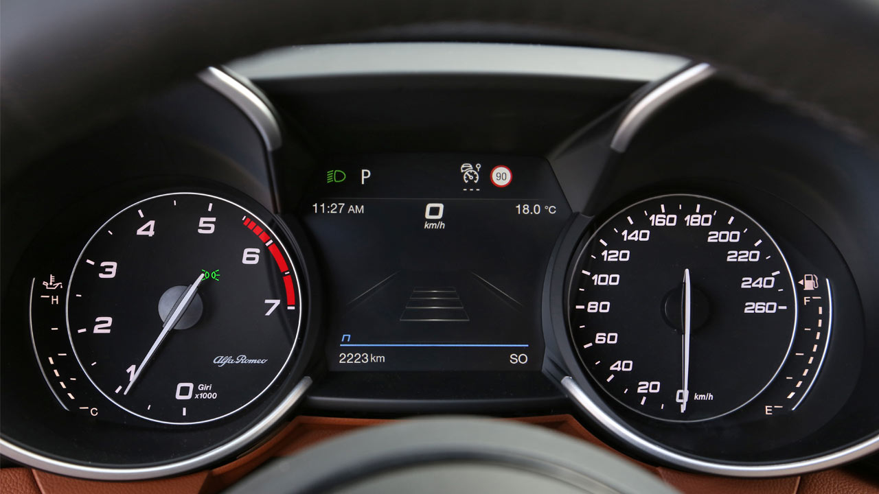 2020-Alfa-Romeo-Giulia-and-Stelvio_interior_instrument_cluster