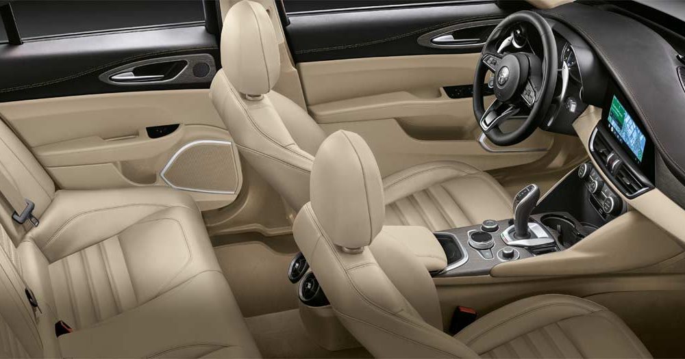 2020-Alfa-Romeo-Giulia_interior_2