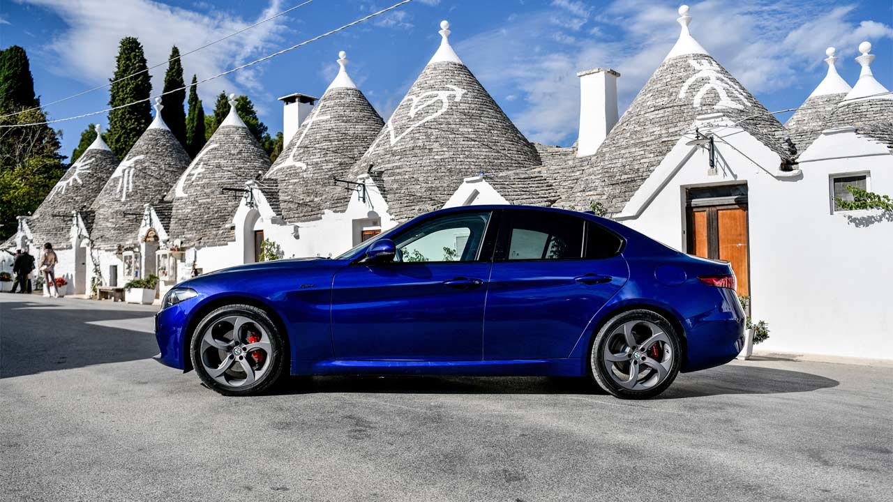 2020-Alfa-Romeo-Giulia_side