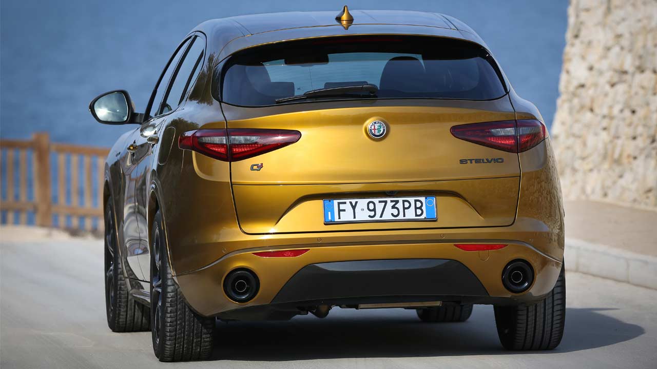 2020-Alfa-Romeo-Stelvio_rear