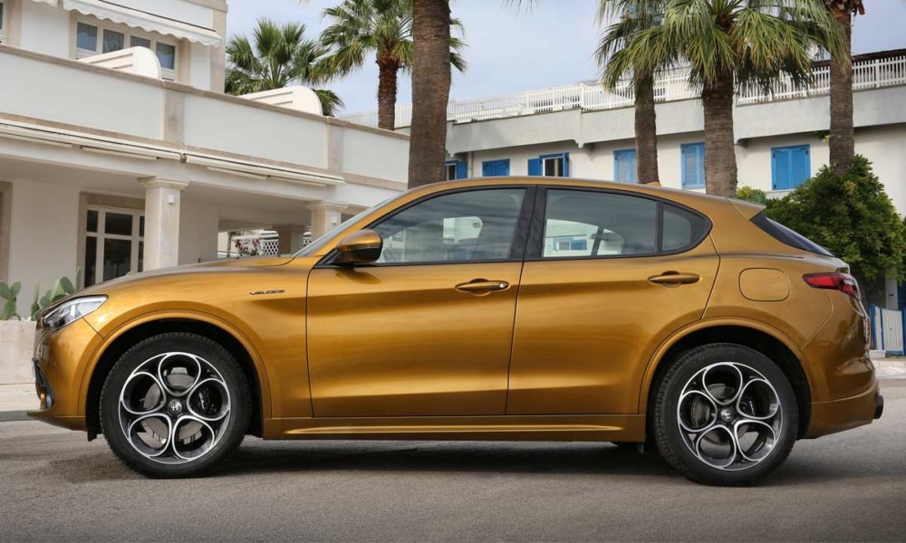 2020-Alfa-Romeo-Stelvio_side
