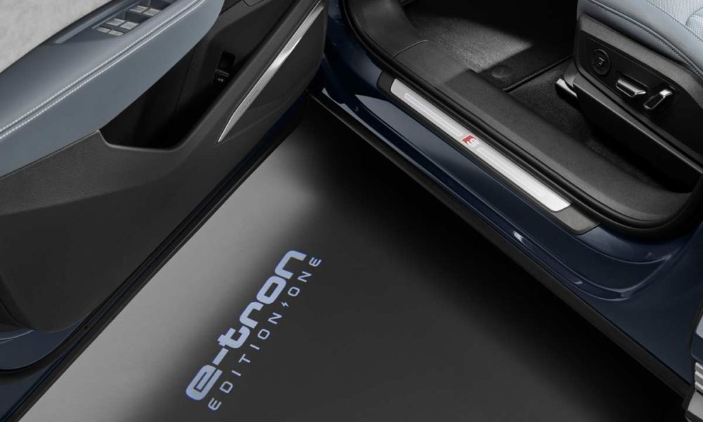 2020-Audi-e-tron-quattro-Sportback_puddle_lamps