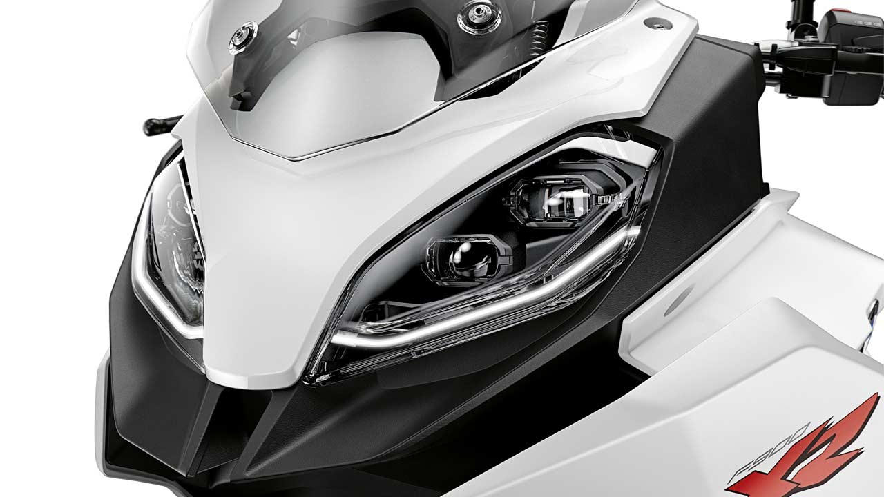 2020-BMW-F-900-XR_headlamps