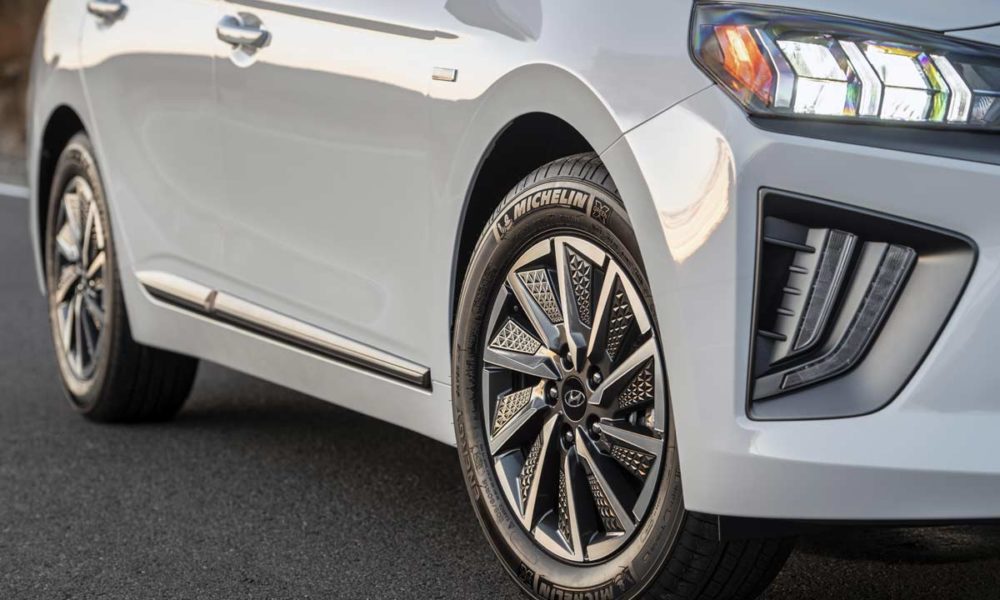 2020-Hyundai-Ioniq-Electric_headlamps_wheels