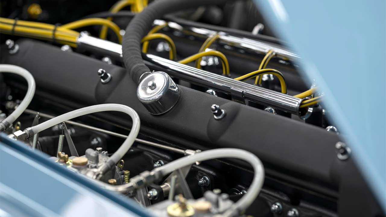 Aston-Martin-DB4-GT-Zagato-Continuation_engine