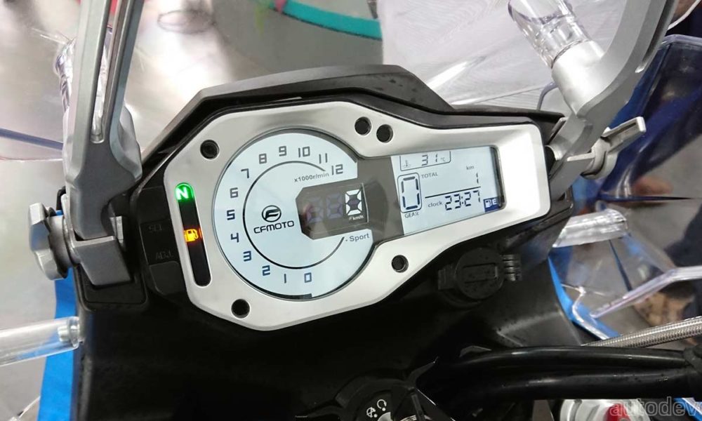 CFMoto-Bengaluru-Showroom_motorcycles_650-MT_instrument_cluster