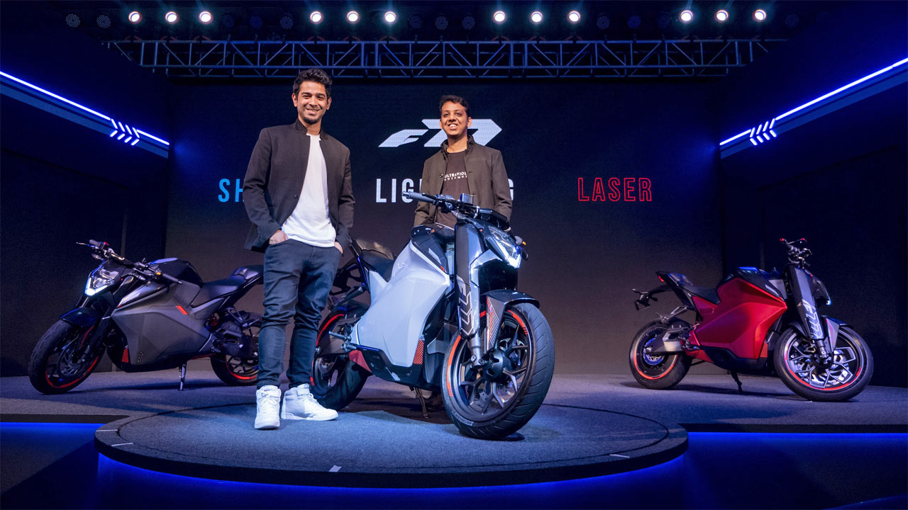 Narayan-Subramaniam-and-Niraj-Rajmohan-with-the-Ultraviolette-F77