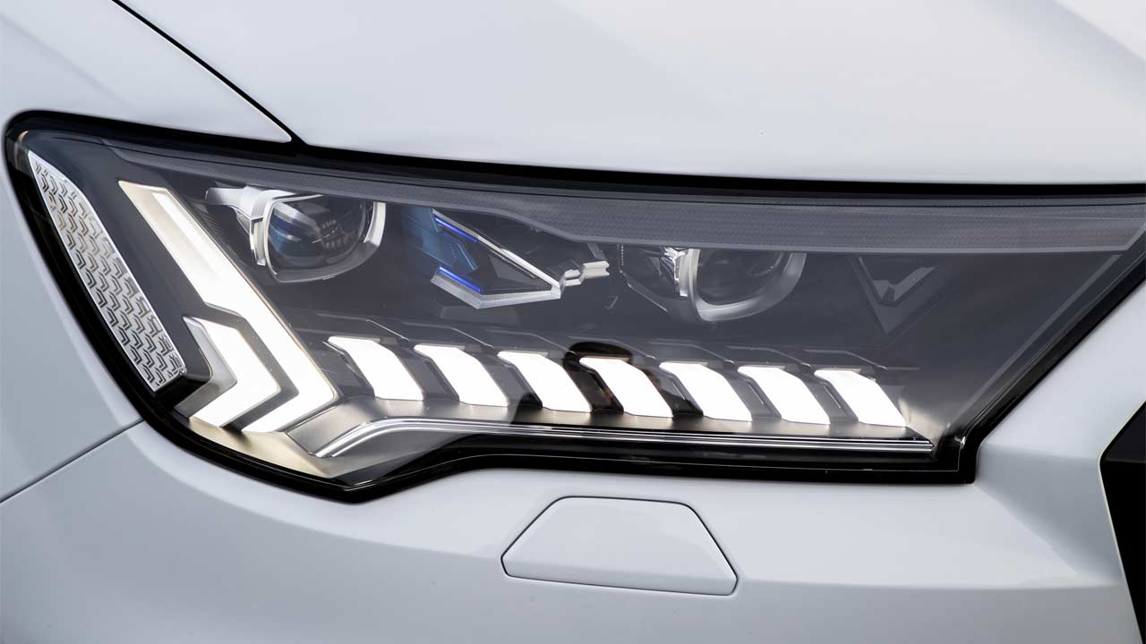 2020-Audi-Q7-TFSI-e-quattro_headlamps
