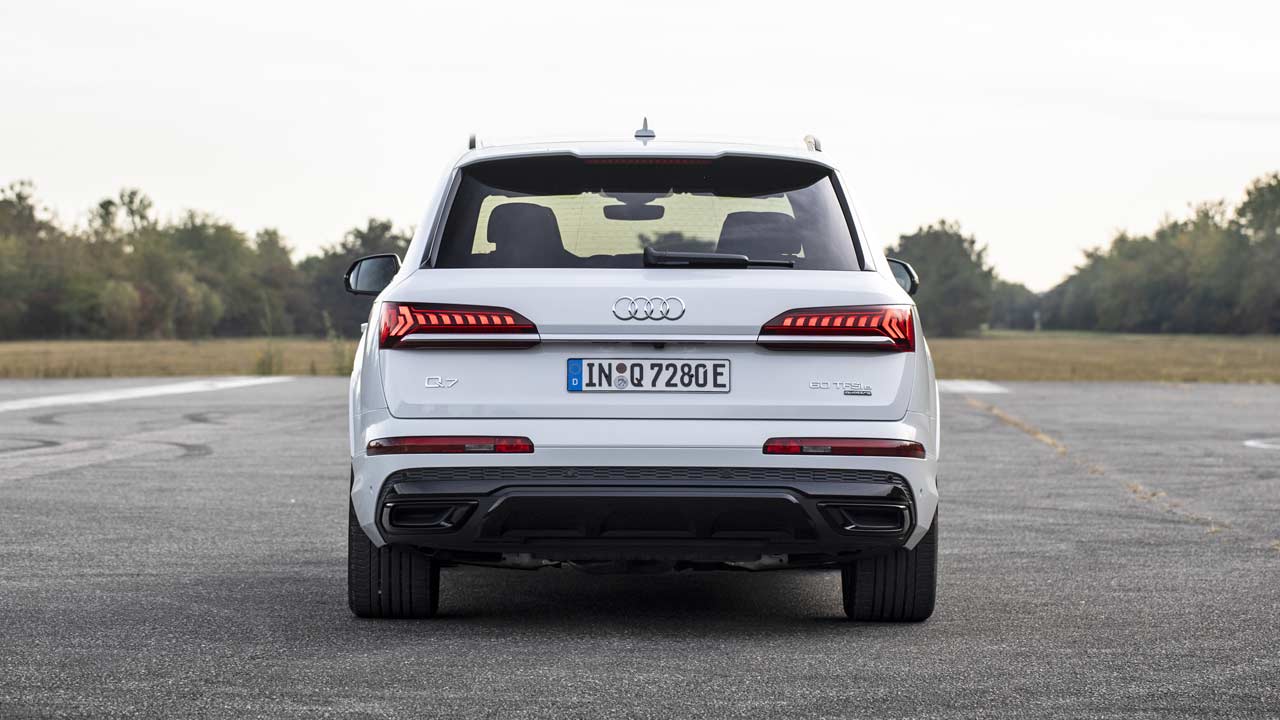 2020-Audi-Q7-TFSI-e-quattro_rear