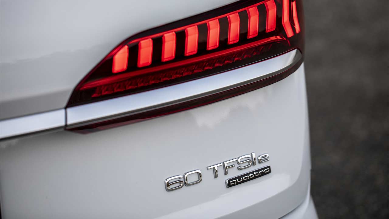2020-Audi-Q7-TFSI-e-quattro_taillight_badge