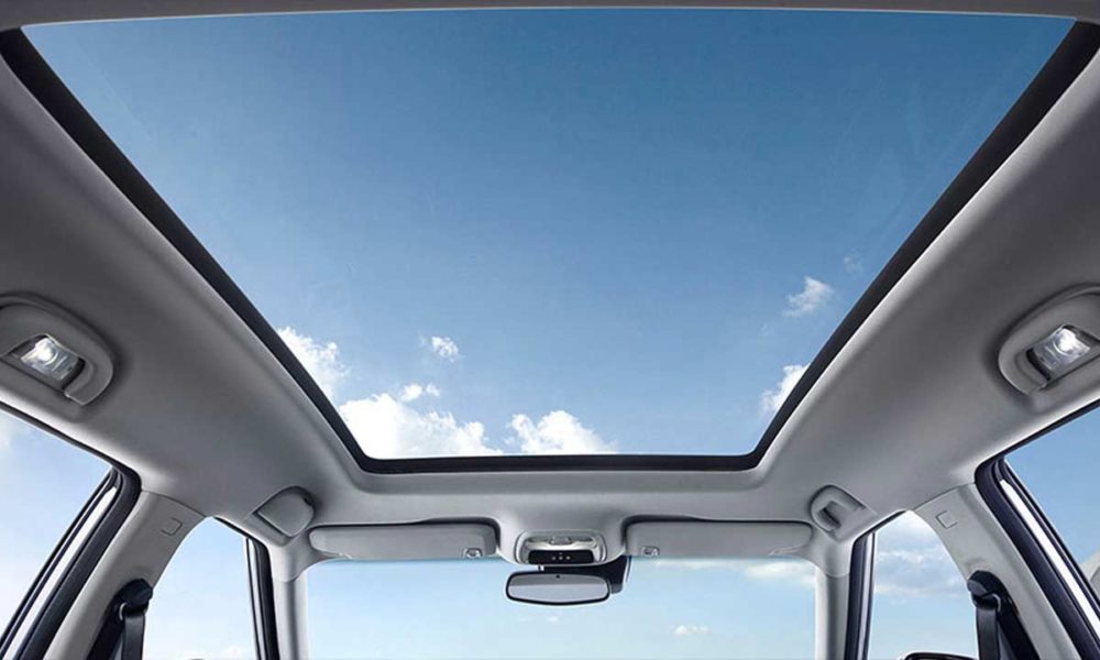 2020-Chevrolet-Menlo-EV_Interior_panoramic_glass_roof