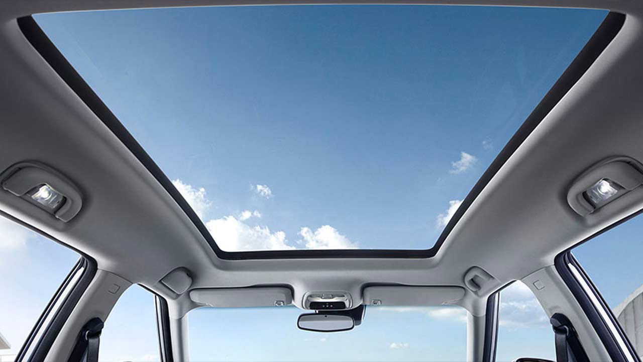 2020-Chevrolet-Menlo-EV_Interior_panoramic_glass_roof