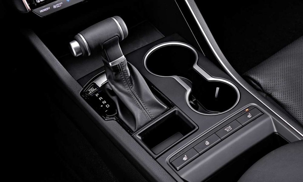 2020-Kia-K5-Optima-fastback-sedan-Hybrid_interior_centre_console