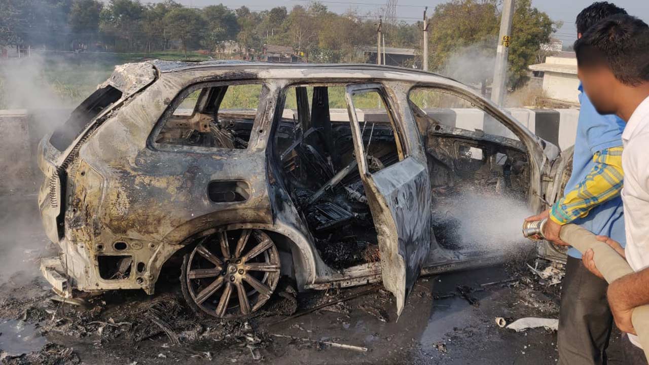 2016-Volvo-XC90-caught-fire-in-India
