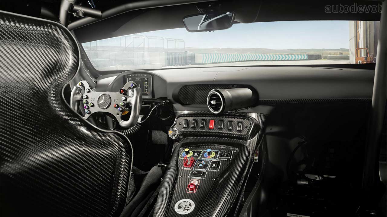 2020-Mercedes-AMG-GT4_interior