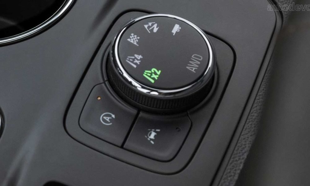 2021-Chevrolet-Traverse_interior_centre_console_mode_button