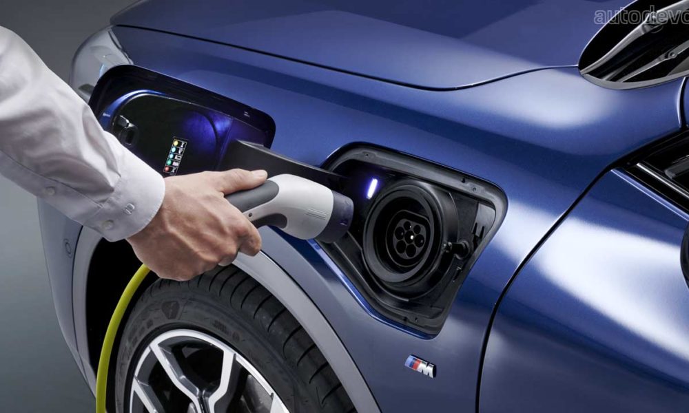 2020-BMW-X2-facelift-xDrive25e_charging_port