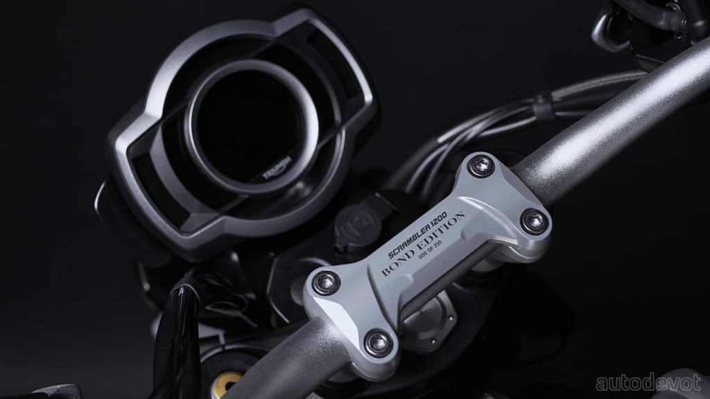 2020-Triumph-Scrambler-1200-Bond-Edition_handle