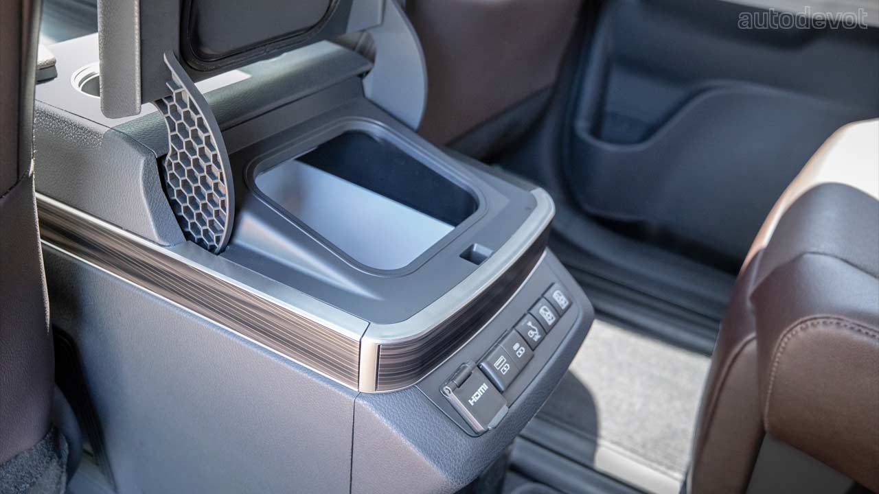 4th-generation-2021-Toyota-Sienna-Platinum_interior_5