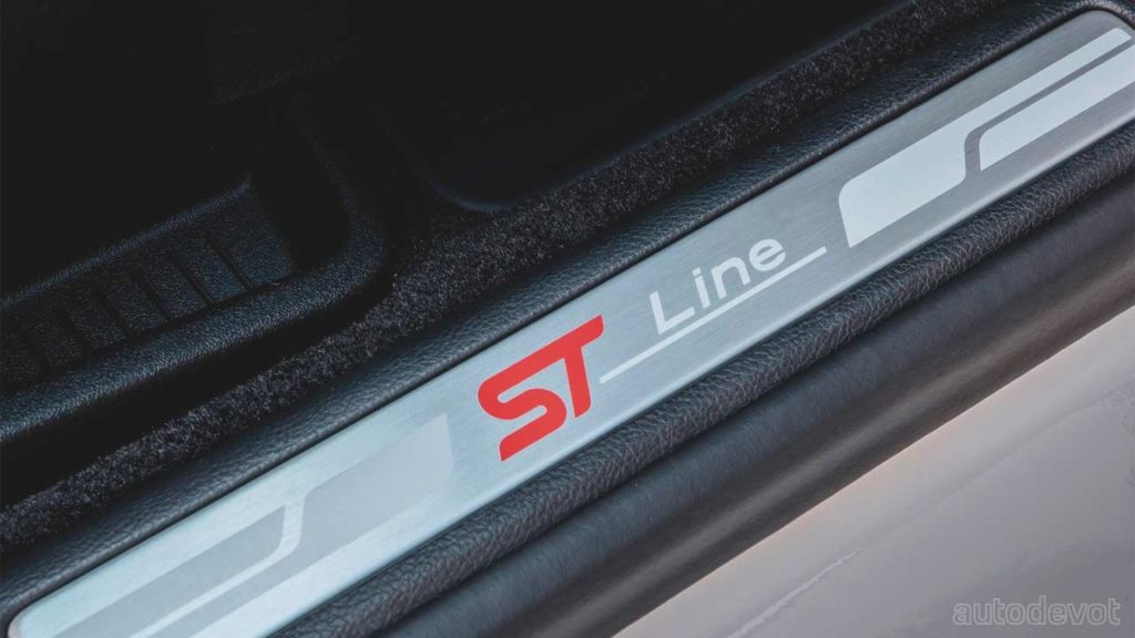 2020-Ford-Edge-ST-Line_interior_door_sill