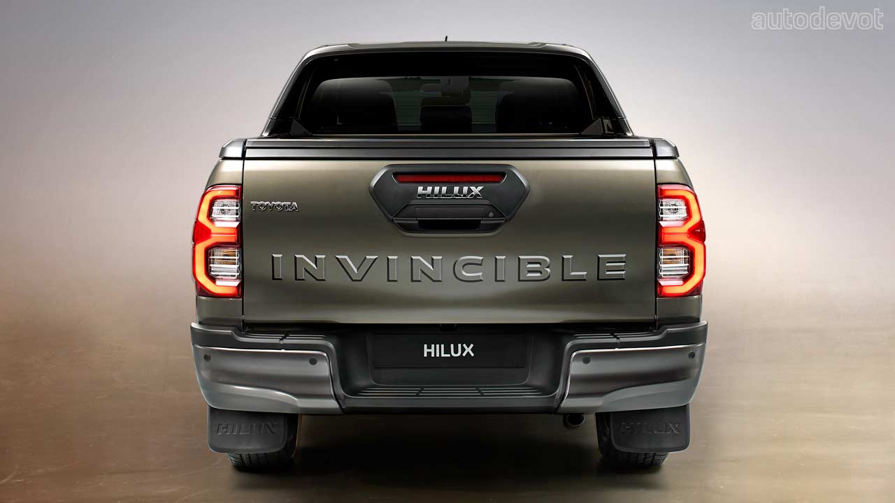 2021-Toyota-Hilux-facelift_rear