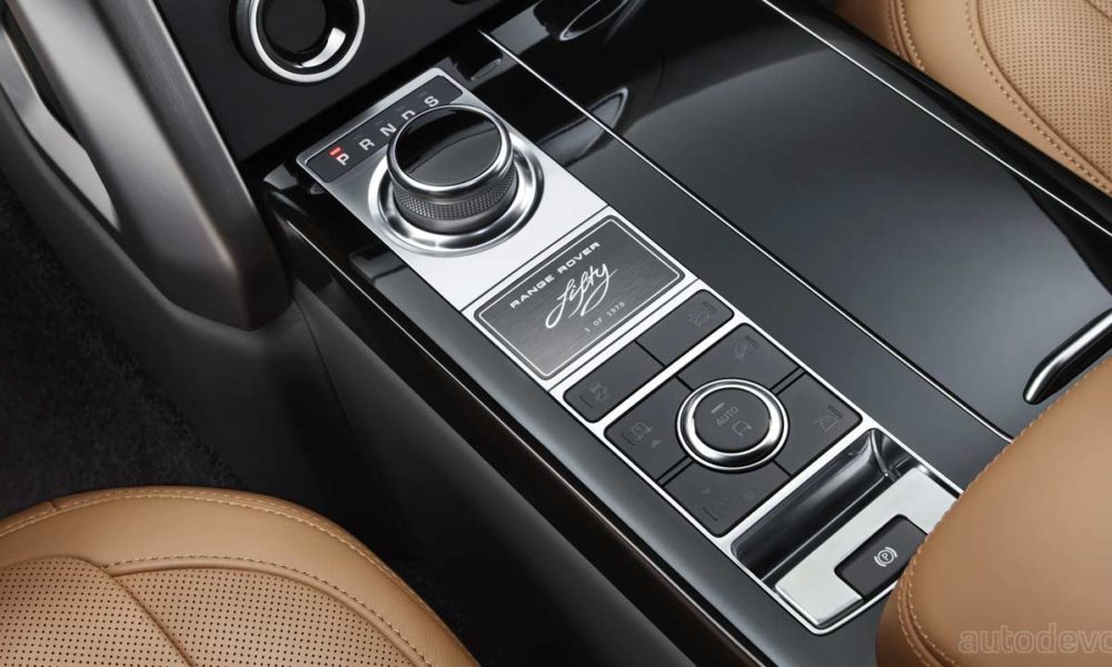 Classic-Range-Rover-and-Special-edition-Range-Rover-Fifty_interior_centre_console