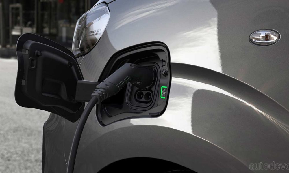Peugeot-e-Traveller_charging_port