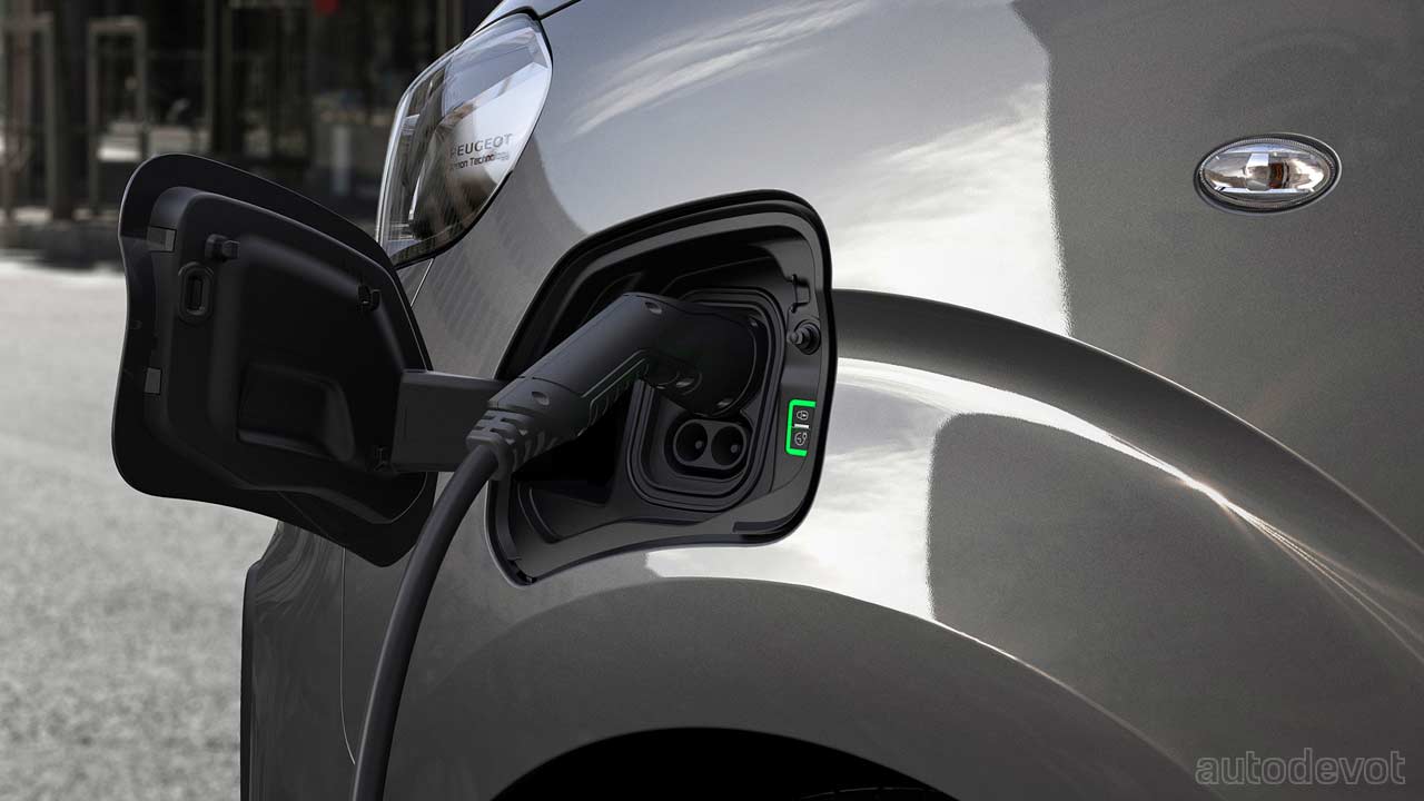 Peugeot-e-Traveller_charging_port