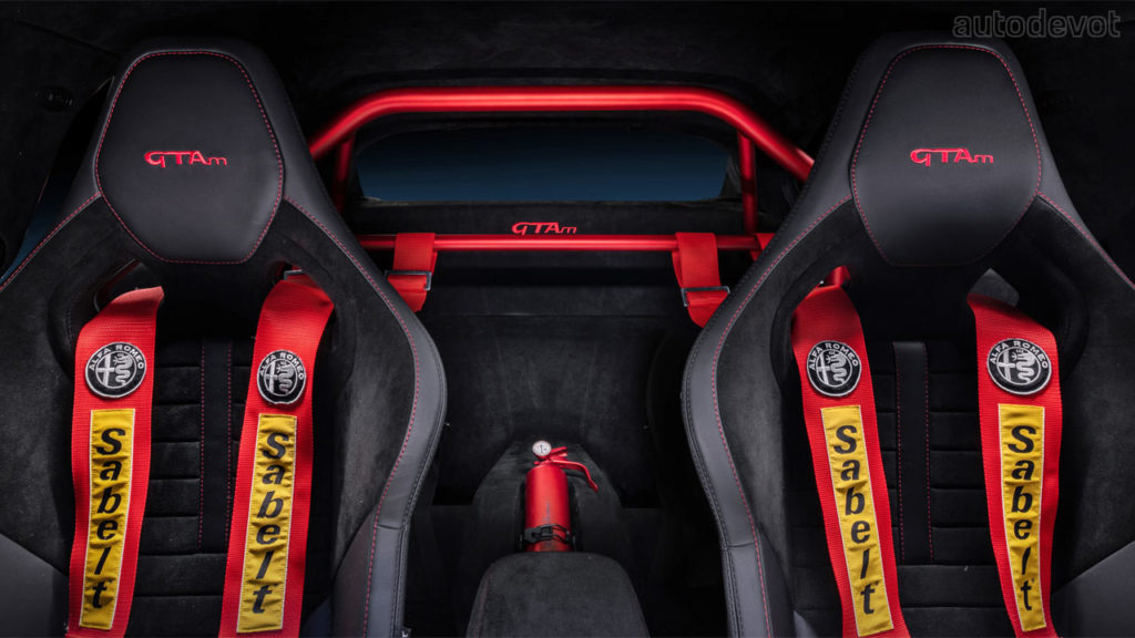 Alfa-Romeo-Giulia-GTAm_interior_seats_rollcage
