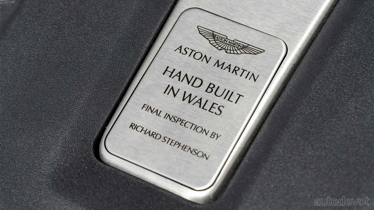 Aston-Martin-DBX-production-start_final_inspection_plaque