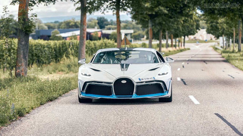 Bugatti-Divo-first-customer-vehicles-before-delivery