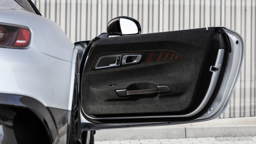 Mercedes-AMG-GT-Black-Series_interior_door