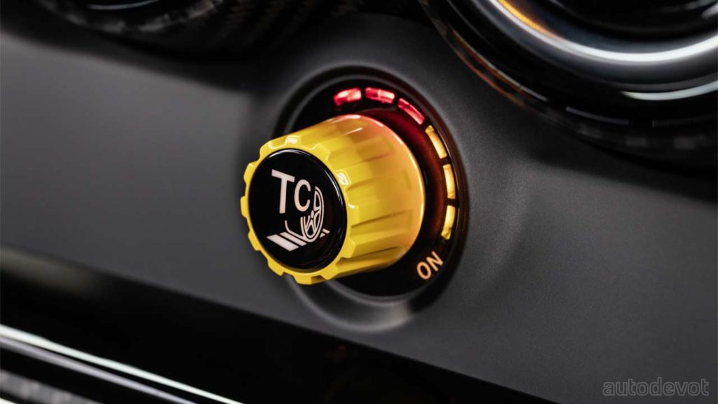 Mercedes-AMG-GT-Black-Series_interior_traction-control-knob