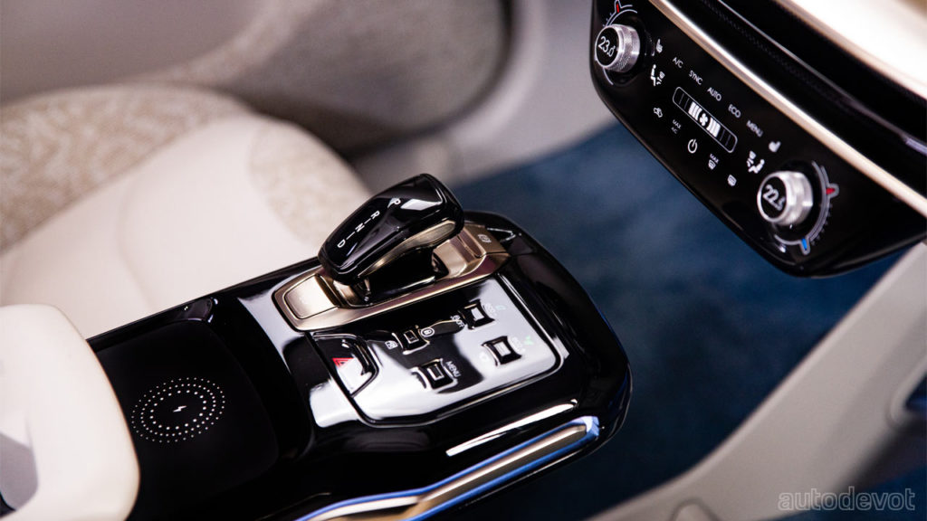 ElectroMobility-Poland-Izera-SUV-and-hatchback-prototypes_interior_centre_console