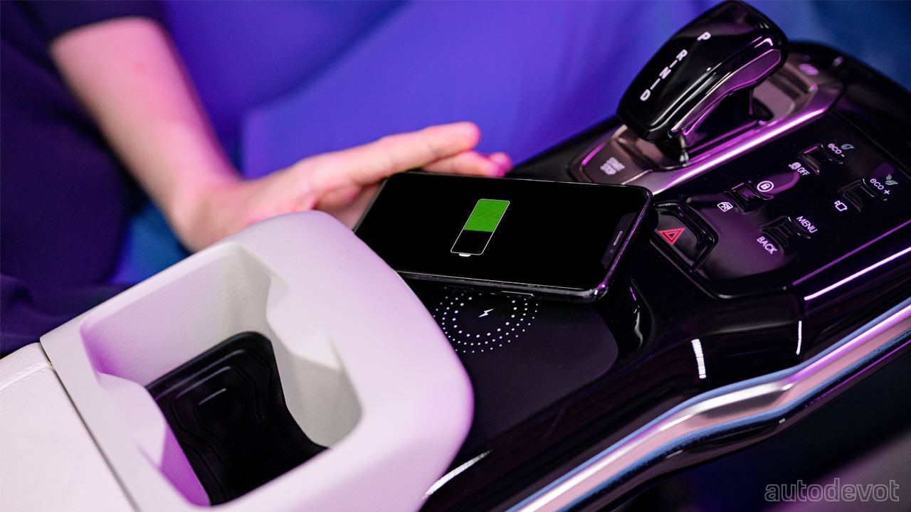 ElectroMobility-Poland-Izera-SUV-and-hatchback-prototypes_interior_centre_console_charging