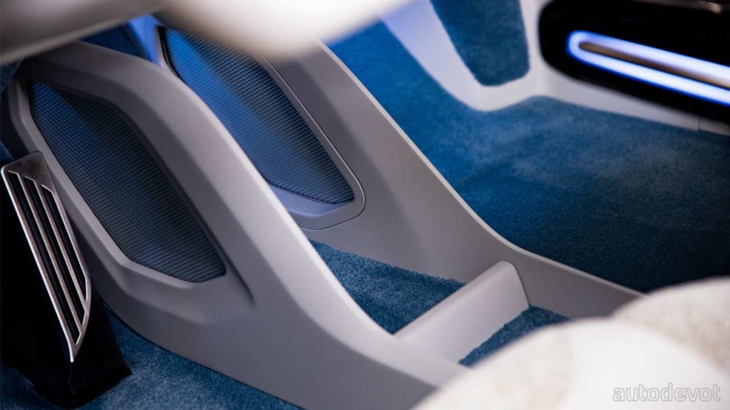 ElectroMobility-Poland-Izera-SUV-and-hatchback-prototypes_interior_centre_console_space
