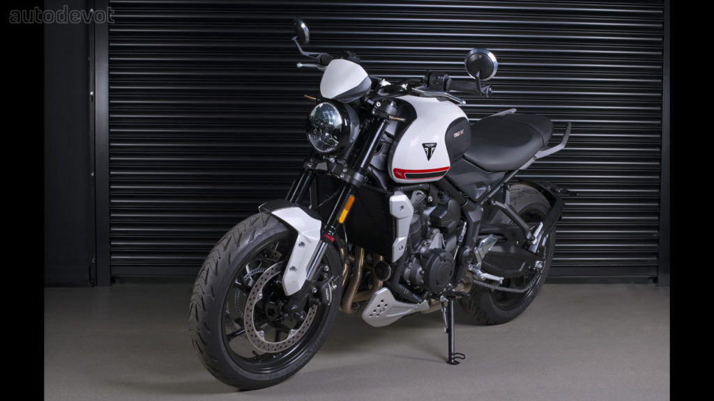 2021-Triumph-Trident-660_with_accessories