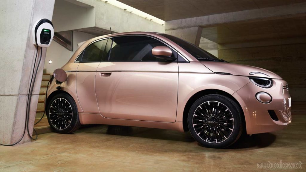 Fiat-500-3+1-electric_charging
