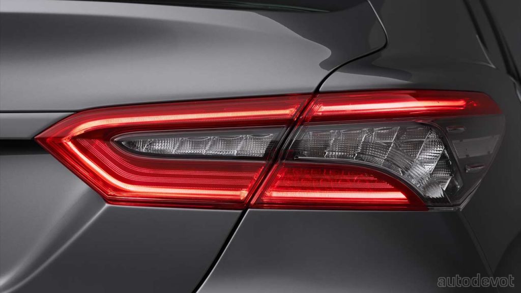 2020-2021-Toyota-Camry-Hybrid_facelift_Europe_taillights