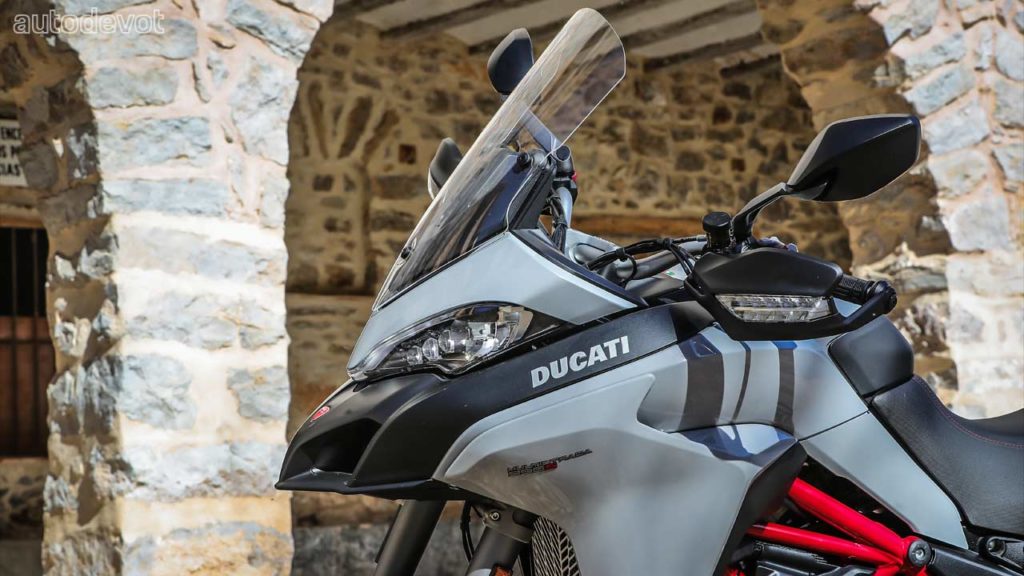 2020-Ducati-Multistrada-950-S_front_headlights