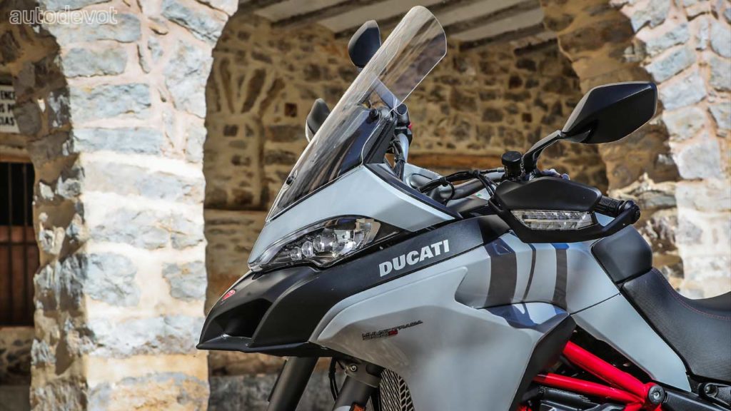 2020-Ducati-Multistrada-950-S_front_headlights