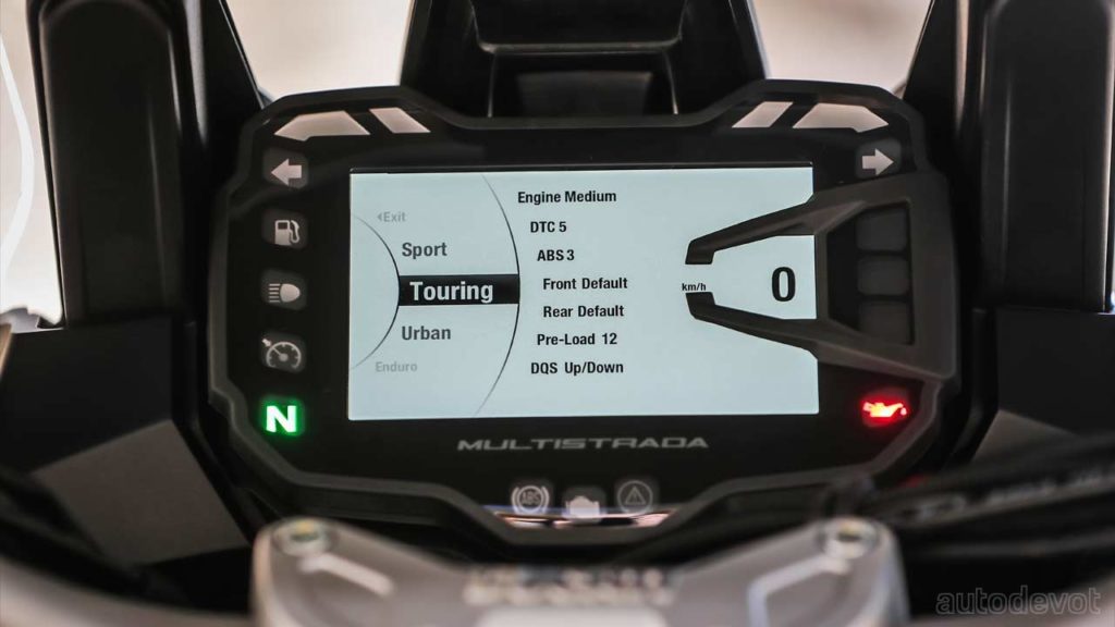 2020-Ducati-Multistrada-950-S_instrument_display