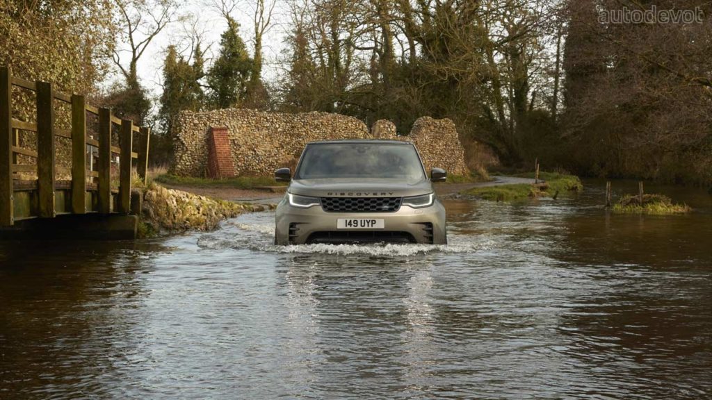 2021-Land-Rover-Discovery-R-Dynamic_water_wading
