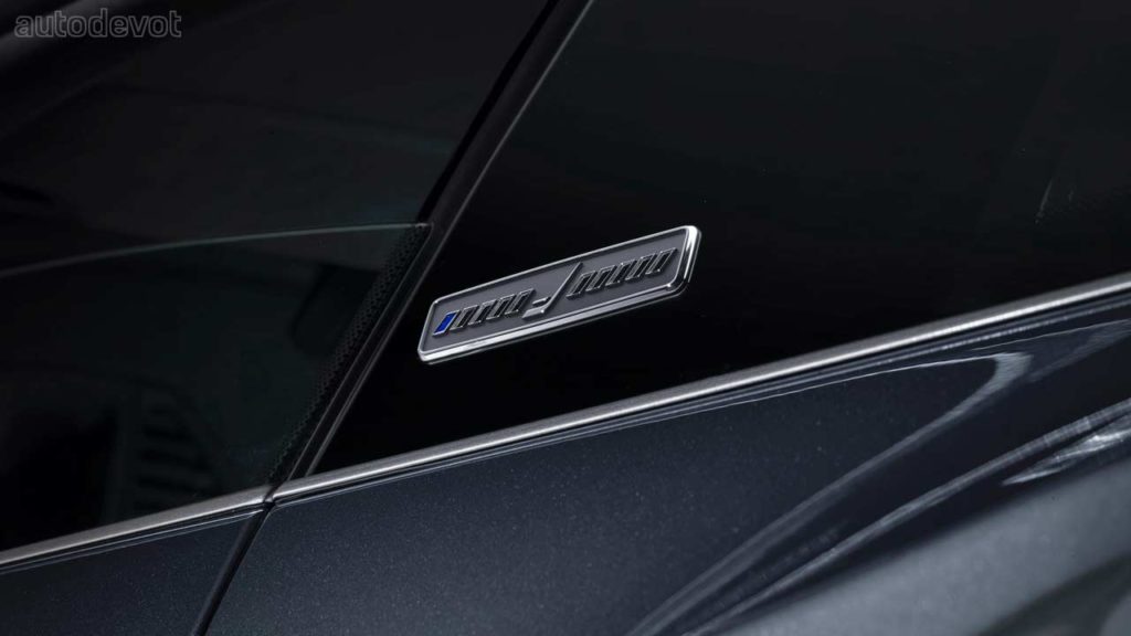 Porsche-911-Turbo-S-inspired-by-Embraer-Phenom-300E-business-jet_pillar_badge