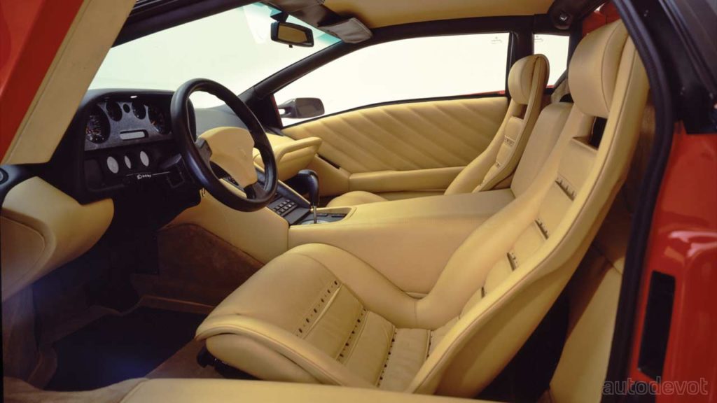 1990-Lamborghini-Diablo_interior