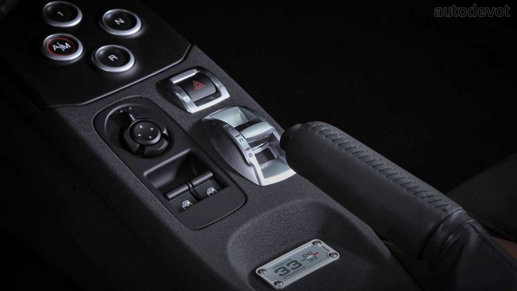 2020-Alfa-Romeo-4C-Spider-33-Stradale-Tributo_interior_centre_console