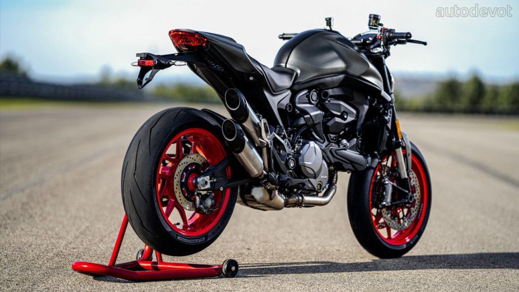 2021-Ducati-Monster-Plus_2