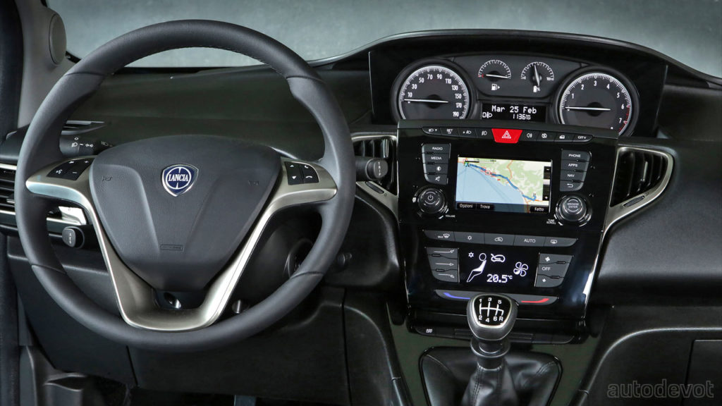 Lancia-Ypsilon-Hybrid-EcoChic_interior