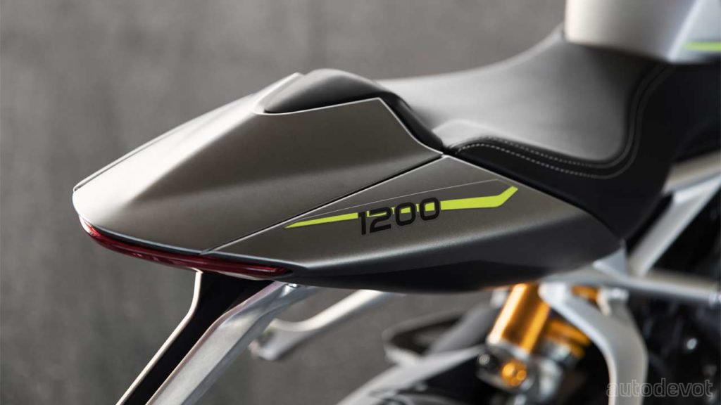 Triumph-Speed-Triple-1200-RS_seat