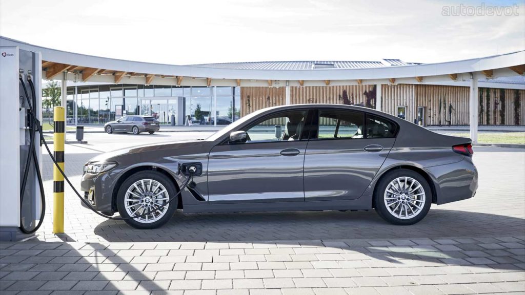 2021-BMW-520e-Sedan